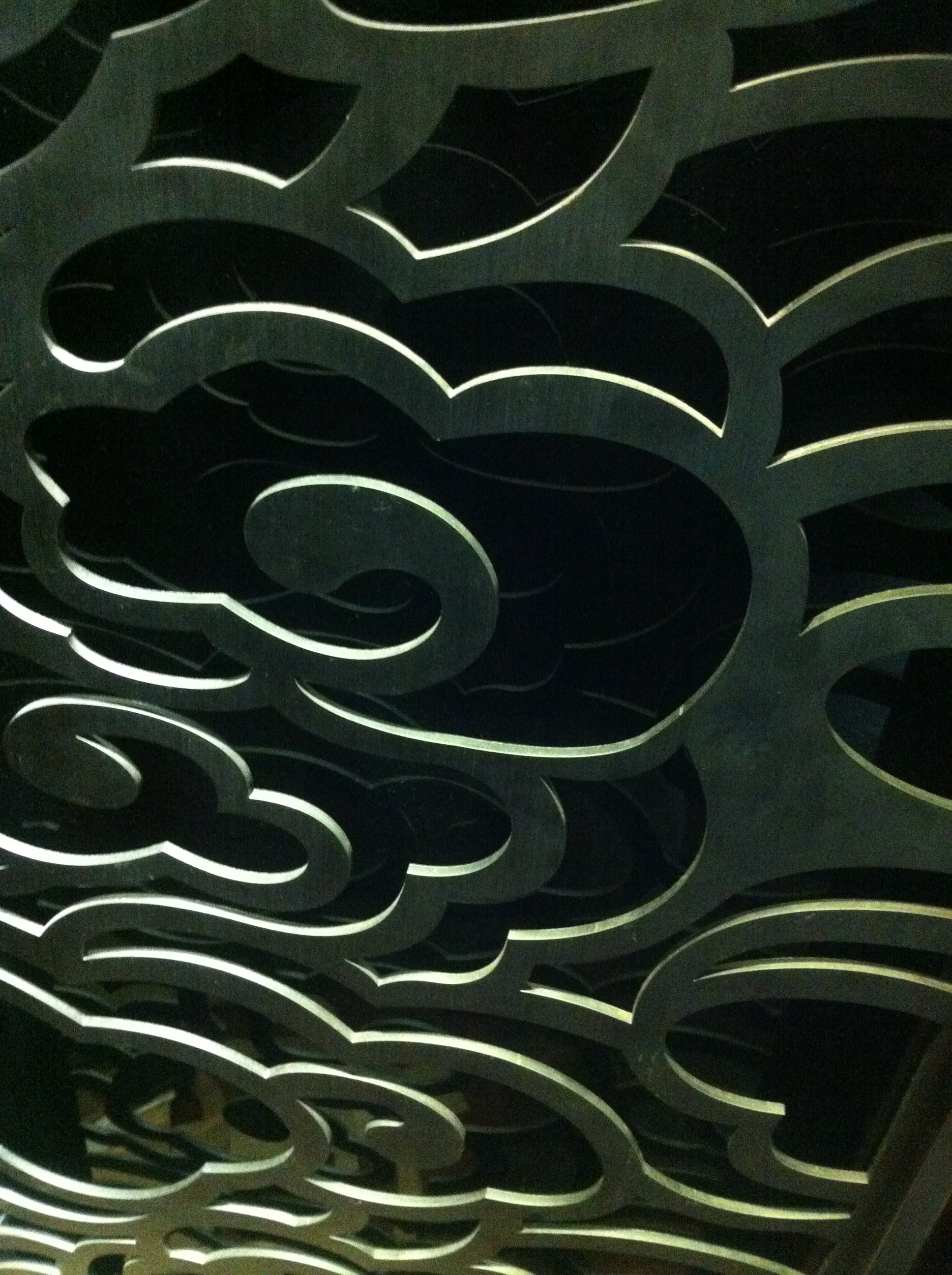 【百科】泓冠拉絲黑鈦祥云圖不銹鋼屏風制作，幫您解決后顧之憂！